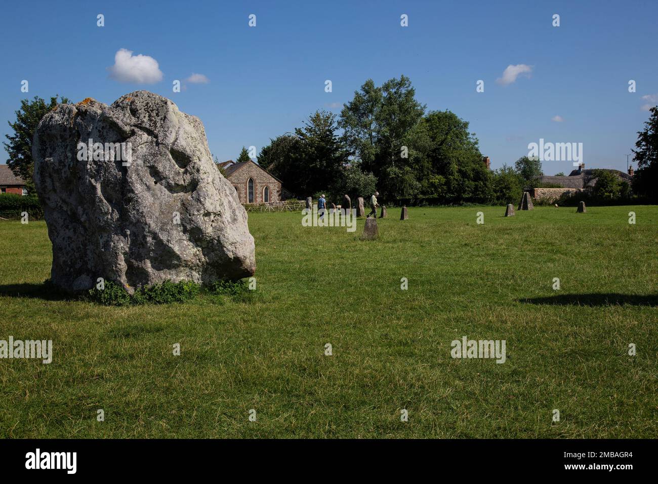 Les visiteurs d'été du monument néolithique d'Avebury dans le Wiltshire qui contient le plus grand cercle de pierre mégalithique du monde Banque D'Images