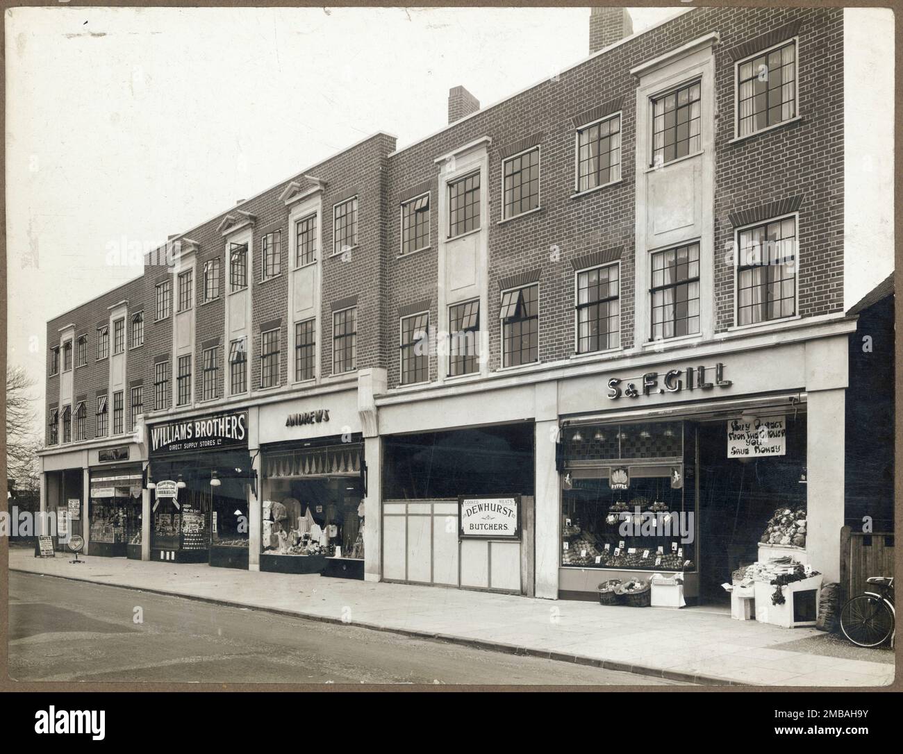 2-12 Church Road, Ashford, Spelthorne, Surrey, 1939-1950. Vue extérieure du sud-ouest montrant le défilé commercial au 2-12 Church Road. Banque D'Images