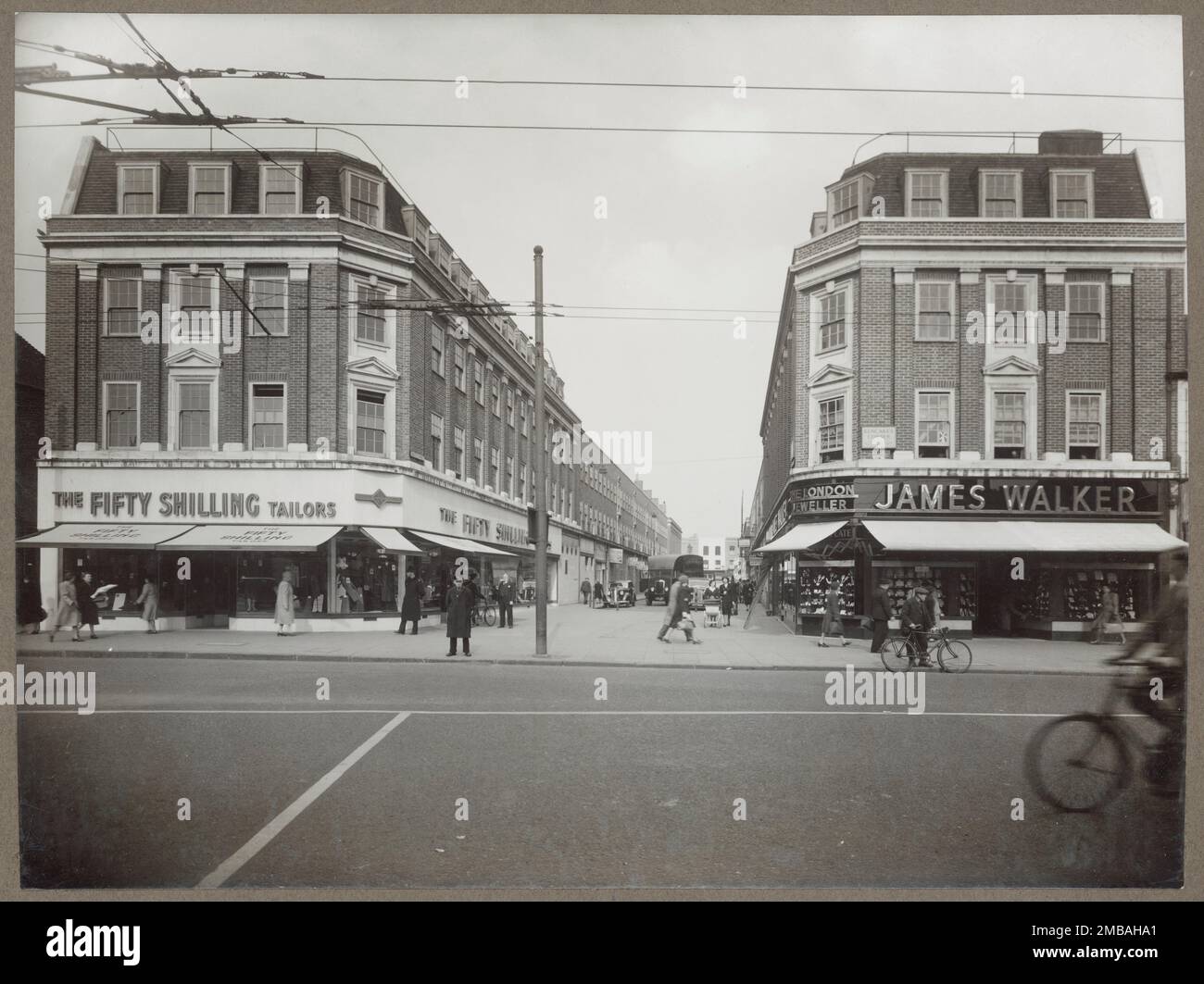 Castle Street, Kingston upon Thames, Greater London Authority, 1939-1950. Une vue de Fife Road en regardant vers le sud dans Castle Street, montrant les défilés de chaque côté, avec des gens dans les rues. Banque D'Images