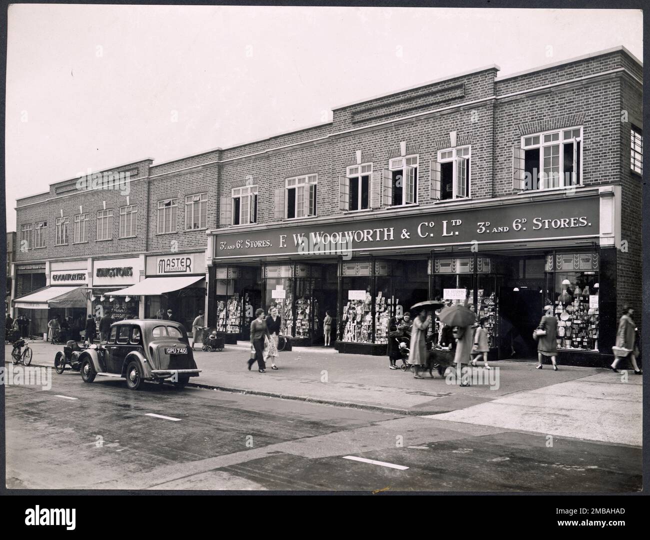 130-150 George Lane, South Woodford, Redbridge, Greater London Authority, 1939-1950. Le défilé commercial au 130-150 George Lane, montrant le front de vente de F W Woolworth and Company Limited en premier plan, avec des gens sur le trottoir. Banque D'Images