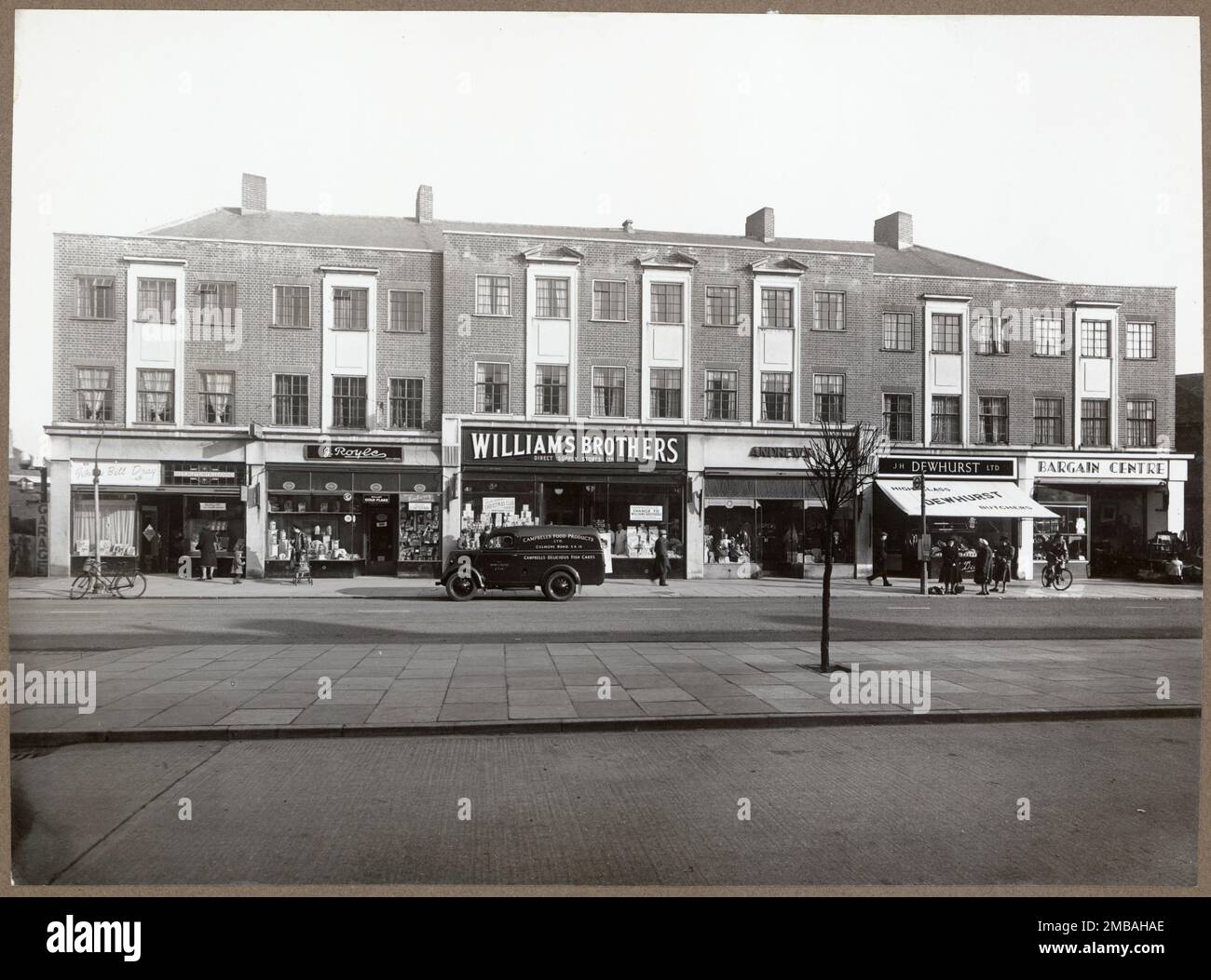 2-12 Church Road, Ashford, Spelthorne, Surrey, 1939-1950. Vue extérieure montrant l'élévation avant du défilé commercial au 2-12 Church Road. Banque D'Images