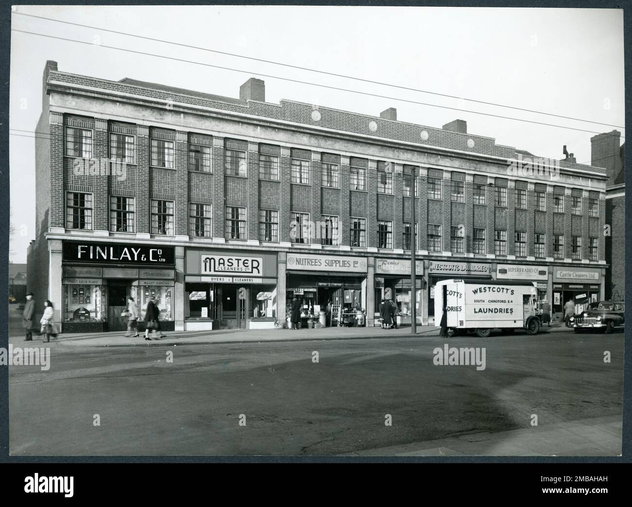 365-373, rue Fore, Edmonton, Enfield, Greater London Authority, 1939-1950. Vue extérieure montrant le défilé commercial au 365-373 Fore Street. Banque D'Images