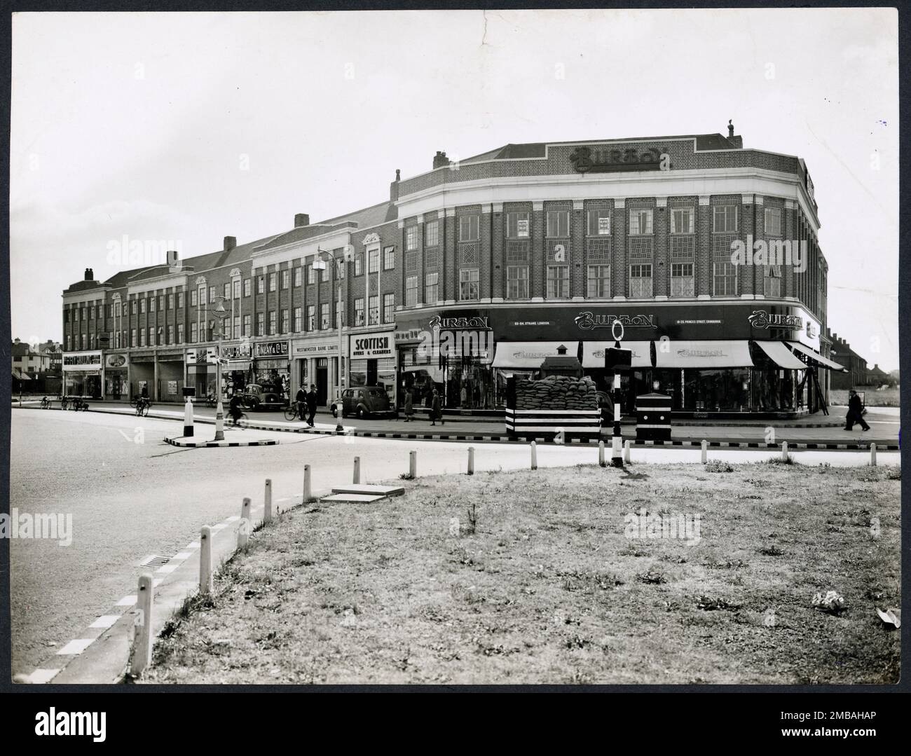 553-573 Kingsbury Road, Kingsbury, Brant, Greater London Authority, 1939-1950. Vue extérieure depuis le nord-ouest du défilé commercial au 553-573 Kingsbury Road. Banque D'Images