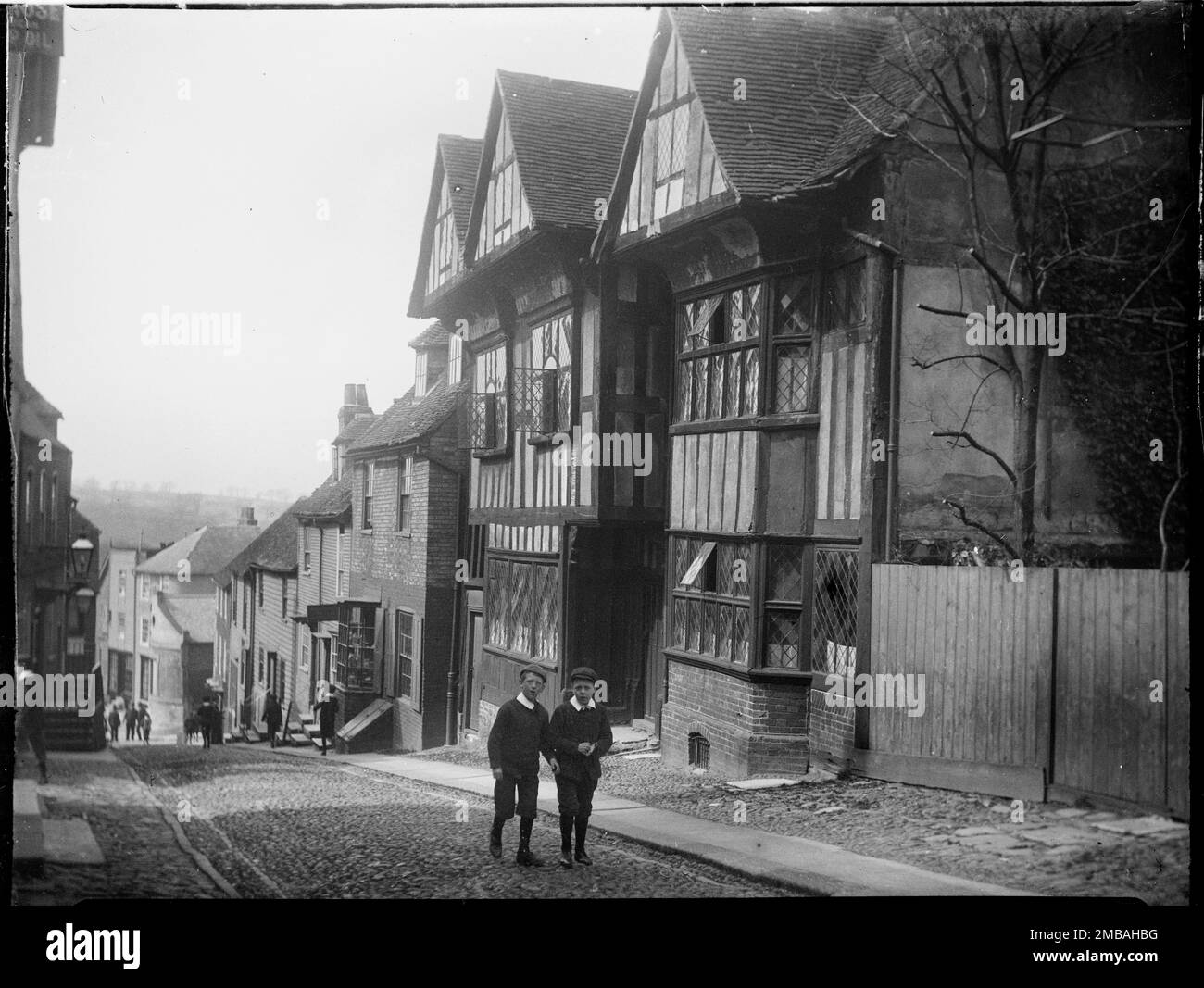 Hartshorn House, rue Mermaid, Rye, Rother, East Sussex, 1905. Vue montrant la maison Hartshorn sur la rue Mermaid avec deux garçons au premier plan. Dans l'indice négatif de la collection, le photographe a enregistré la scène comme 'l'hôpital, rue Mermaid'. C'est une référence à l'époque où le bâtiment a été utilisé comme hôpital dans les guerres napoléoniennes. Banque D'Images