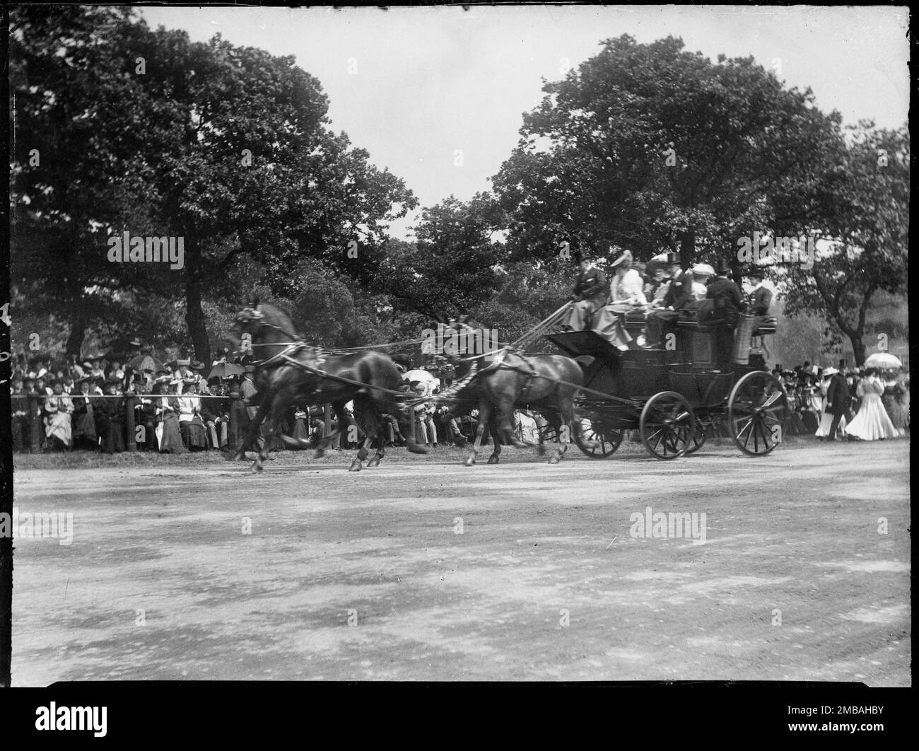 Hyde Park, Cité de Westminster, Autorité du Grand Londres, 1905. Un autocar tiré par un cheval arrivant à un club d'entraînement se réunit à Hyde Park. Dès le début de 1800s, pendant la saison de Londres, les membres des clubs d'entraînement se sont réunis à Hyde Park avant de partir pour déjeuner à des endroits tels que Crystal Palace, Greenwich ou Richmond. Banque D'Images