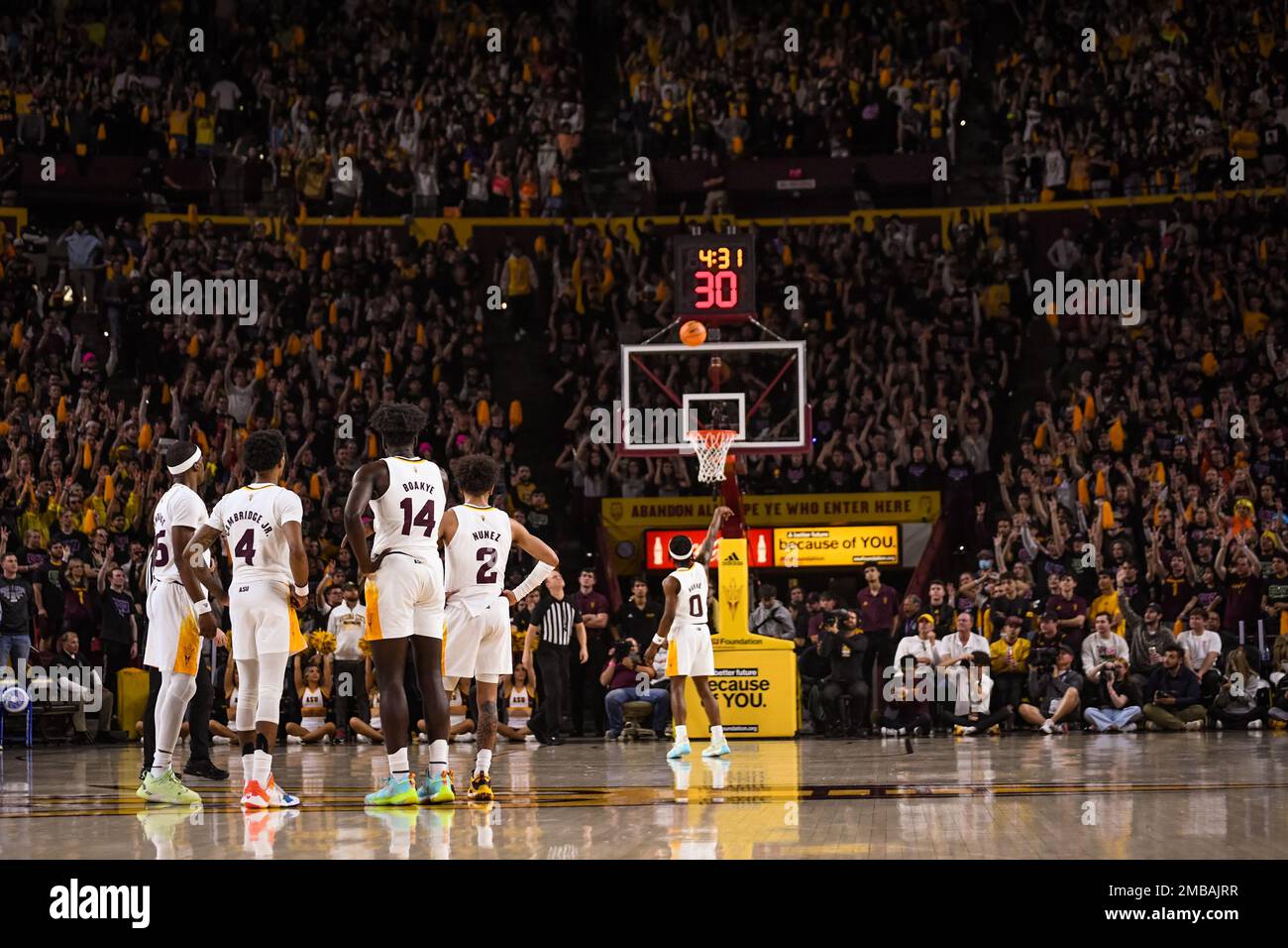 L'État d'Arizona a regardé le gardien DJ Horne (0) tirer un tir technique sans faute dans la première moitié du match de basket-ball NCAA contre UCLA à Tempe, Arizon Banque D'Images