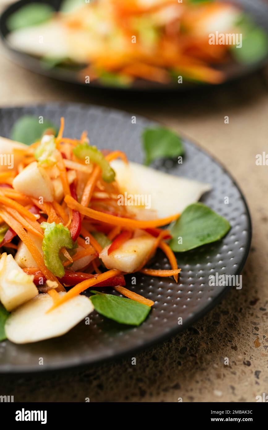 Salade avec poires, carottes, céleri, poivron et Purslane d'hiver. Banque D'Images