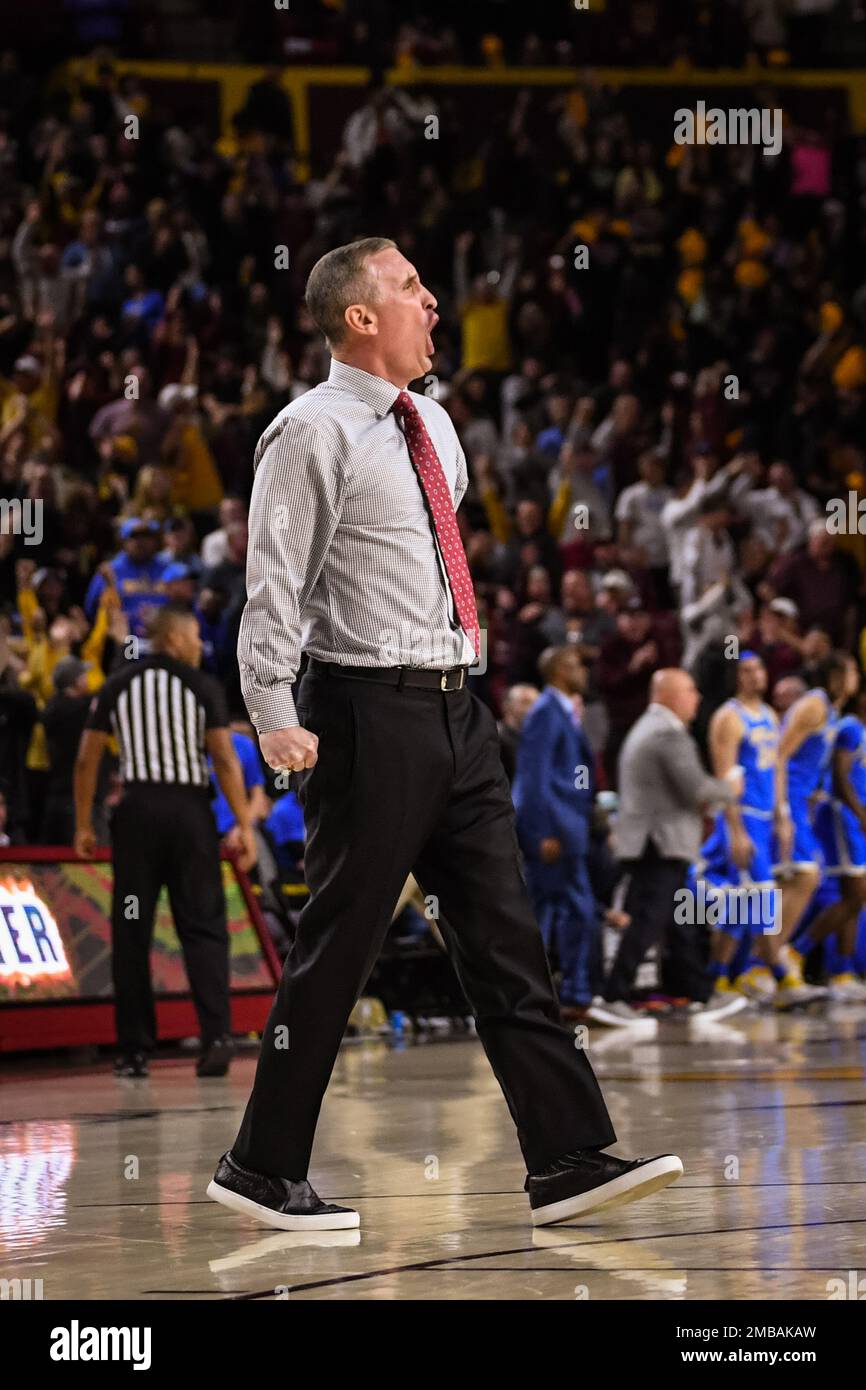 Bobby Hurley, entraîneur-chef de l'État de l'Arizona, célèbre après un buzzer lors de la première moitié du match de basket-ball de la NCAA contre UCLA à Tempe, Arizona, T Banque D'Images