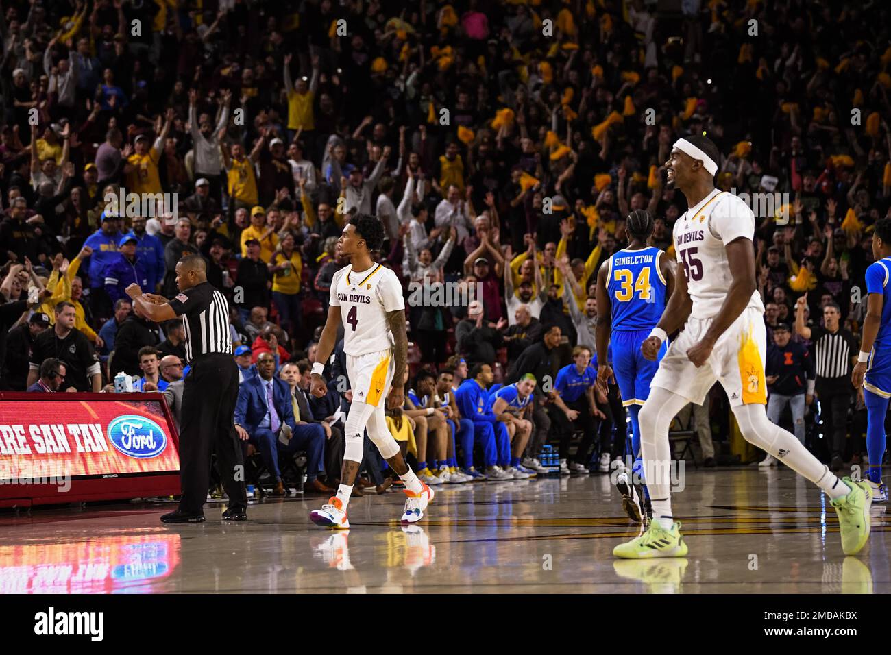 Desmond Cambridge Jr., garde d'État de l'Arizona (4), célèbre après avoir drainer un fouet dans la première moitié du match de basket-ball NCAA contre UCLA In Banque D'Images