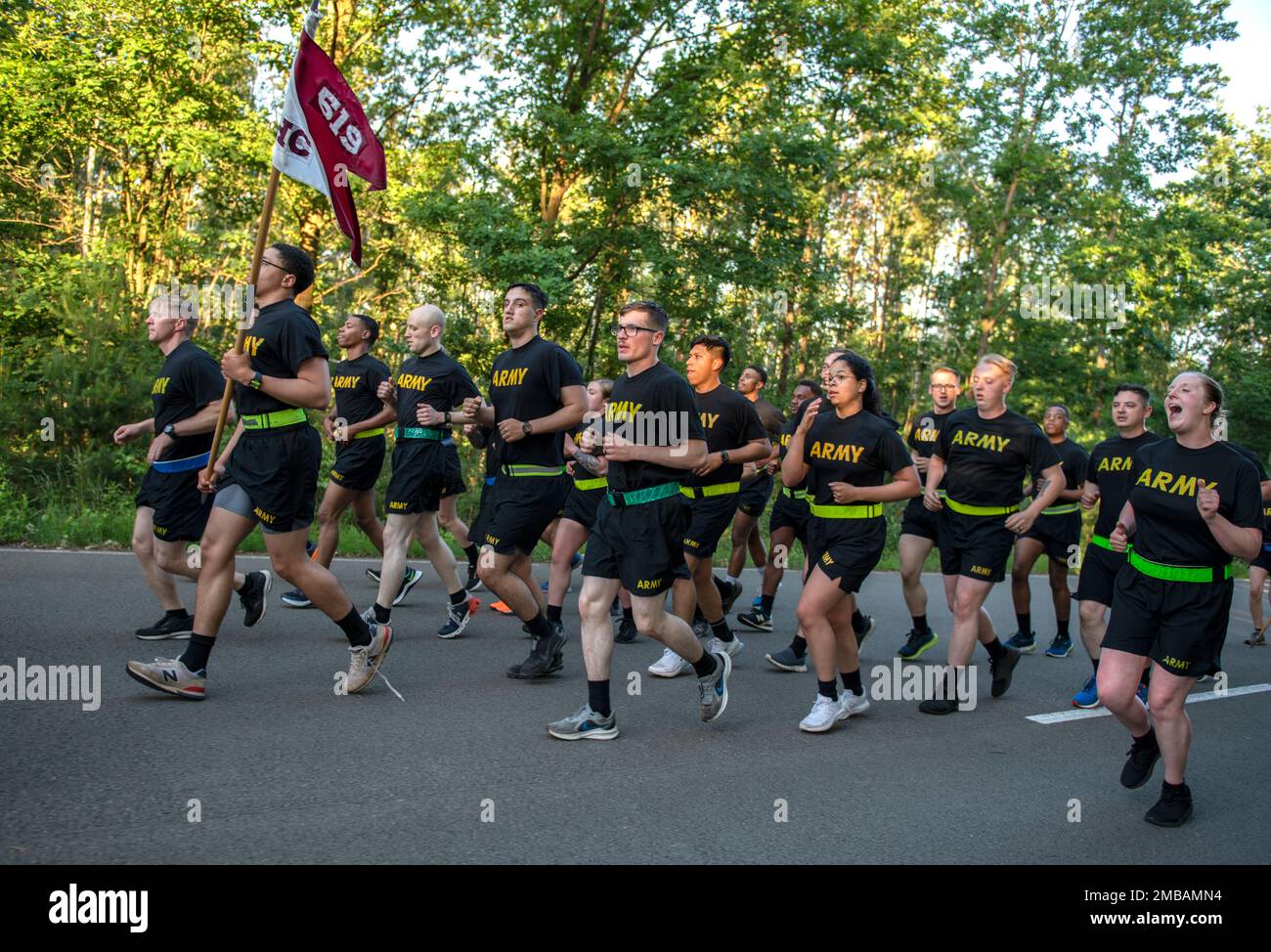 ÉTATS-UNIS Les soldats du Centre hospitalier 519th participent à une course à l’occasion de l’anniversaire de l’Armée de terre de 247th, à 14 juin 2022, à la caserne d’ordnance du Rhin, à Kaiserslautern, en Allemagne. Des unités du monde entier ont célébré l'anniversaire de l'Armée de terre avec des courses, des boutures de gâteaux et d'autres cérémonies. Banque D'Images