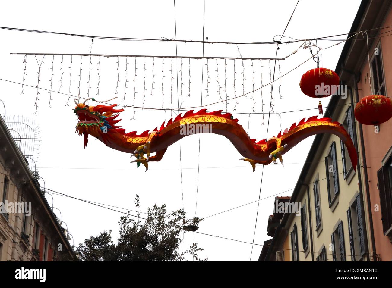 Décorations du nouvel an chinois. Le quartier chinois de Milan (via Paolo Sarpi) se prépare à célébrer le nouvel an. Banque D'Images