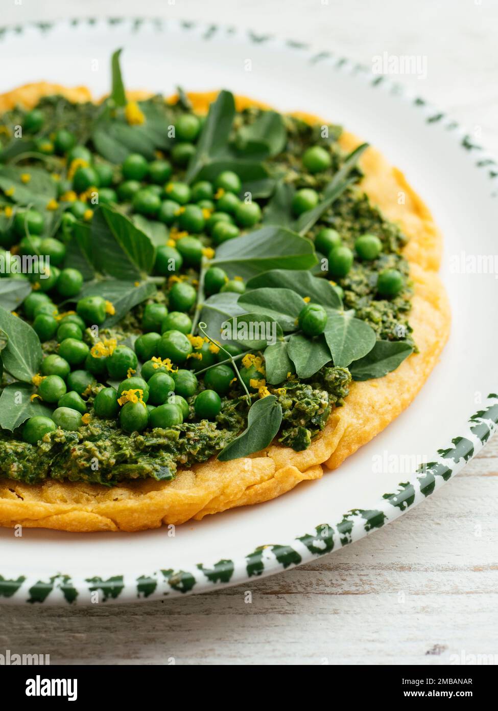 Soca vegan maison avec pesto vert moutarde, pois et tendriles de pois. Banque D'Images