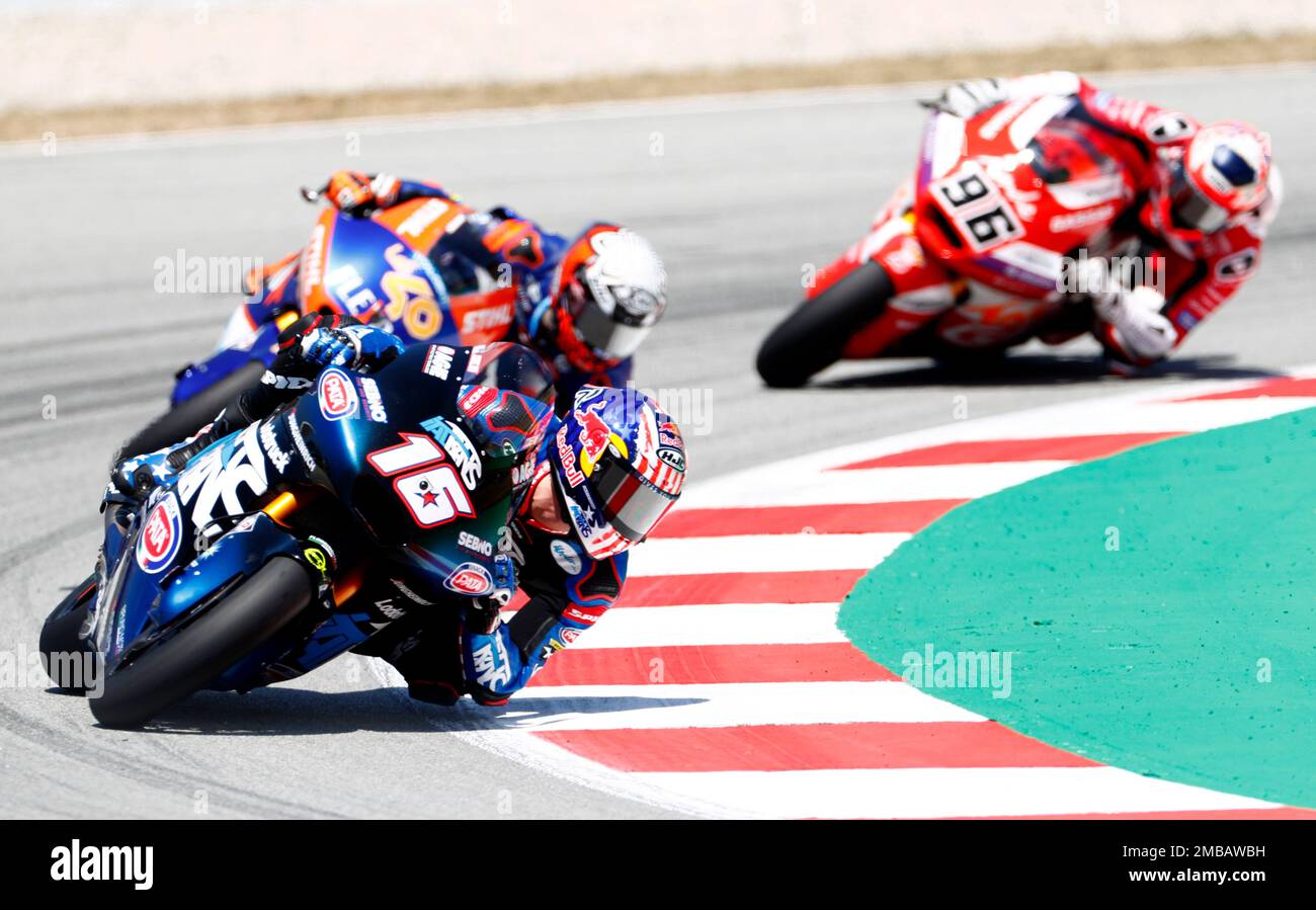 American rider Joe Roberts of the Italtrans Racing Team steers his motorcycle followed by Spain's rider Aron Canet of the Flexbox HP40 and Britain's rider Dixon of the Inde GASGAS Aspar Team during the Moto2 race of the Catalunya Motorcycle Grand Prix at the Catalunya racetrack in Montmelo, just outside of Barcelona, Spain, Sunday, June 5, 2022. (AP Photo/Joan Monfort) Banque D'Images