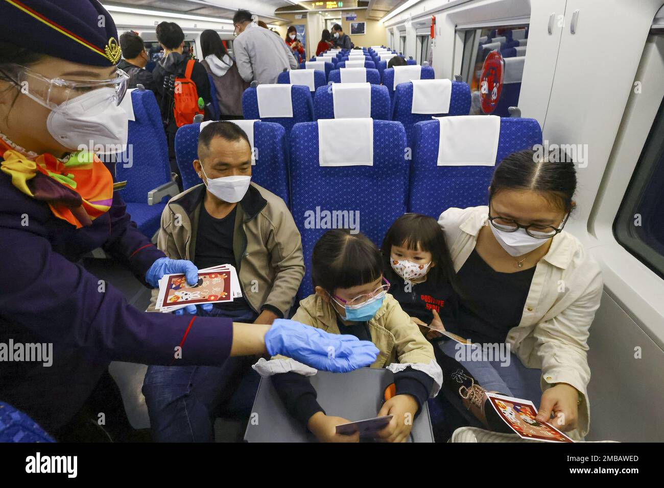 La famille de Leung sur le premier train à destination de Guangzhou (G6552) à la gare de Hong Kong West Kowloon. Le train à grande vitesse (section de Hong Kong) reprend ses services de court-courrier à Guangzhou pour la première fois en trois ans après que Beijing ait assoupli la restriction anti-pandémie pour Covid-19. 15JAN23 SCMP/Dickson Lee Banque D'Images