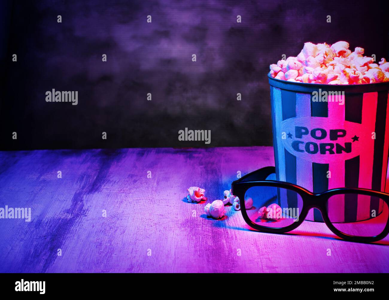 Cinéma films concept fond, avec un seau pop-corn, 3D lunettes et un espace de copie pour le texte. Modèle de soirée cinéma, photo sur table, publicité s Banque D'Images