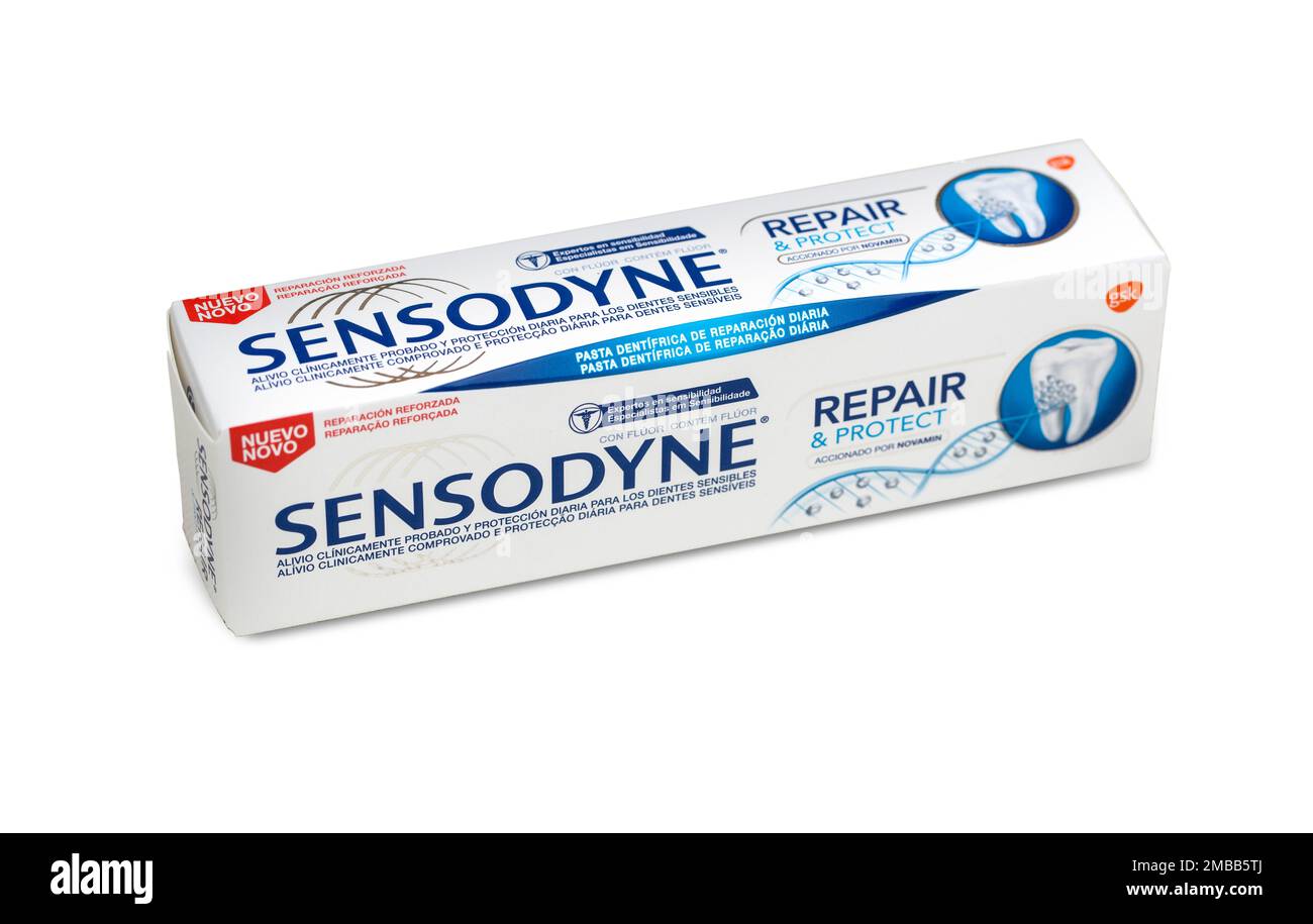 Chisinau, Moldova avril, 22, 2016: Dentifrice Sensodyne, protection complète au fluorure. Sensodyne est un produit de GlaxoSmithKline. Banque D'Images