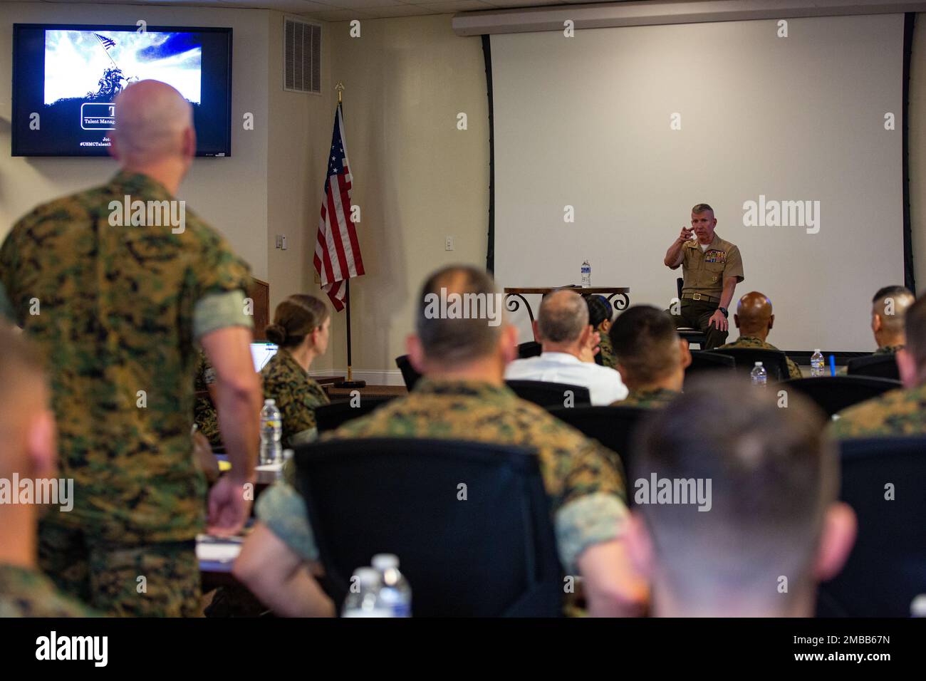 ÉTATS-UNIS Le général du corps maritime Eric Smith, commandant adjoint du corps maritime, répond à une question lors du premier sommet du Groupe de stratégie de gestion des talents à Liversedge Hall, Quantico, Virginie, 14 juin 2022. Les Marines participant au sommet ont discuté de la gestion des talents 2030 comme un facteur clé des efforts de conception de la force 2030, en développant des Marines plus meurtrières avec la capacité intellectuelle et la capacité de prise de décision d'opérer dans un espace de bataille dégradé et décentralisé. Banque D'Images