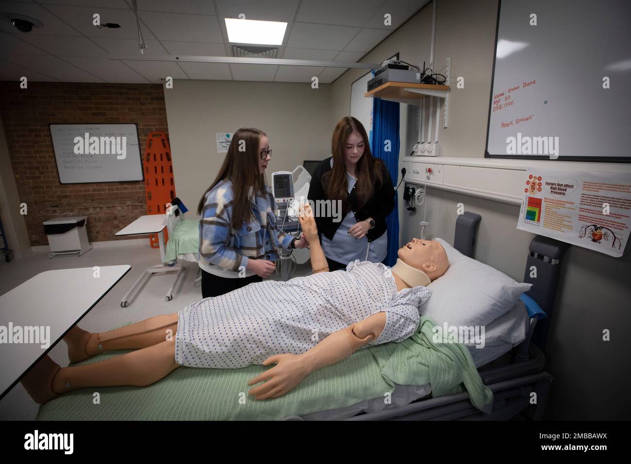 Les étudiants qui participent à un exercice en classe au nouveau centre de formation en santé du Hugh Baird College, situé dans la ville de Bootle, Sefton, qui rejoint la ville de Liverpool. Il a été annoncé en 2015 que le HMRC devait fermer son bureau à Triad House à Bootle, ce qui, selon les craintes, entraînerait des pertes d'emplois dans la ville. L'installation a finalement été liquidée à la fin de 2021. Image illustrant le programme de mise à niveau du gouvernement britannique. Banque D'Images Les étudiants qui participent à un exercice en classe au nouveau centre de formation en santé du Hugh Baird College, situé dans la ville de Bootle, Sefton, qui rejoint la ville de Liverpool. Il a été annoncé en 2015 que le HMRC devait fermer son bureau à Triad House à Bootle, ce qui, selon les craintes, entraînerait des pertes d'emplois dans la ville. L'installation a finalement été liquidée à la fin de 2021. Image illustrant le programme de mise à niveau du gouvernement britannique. Banque D'Images