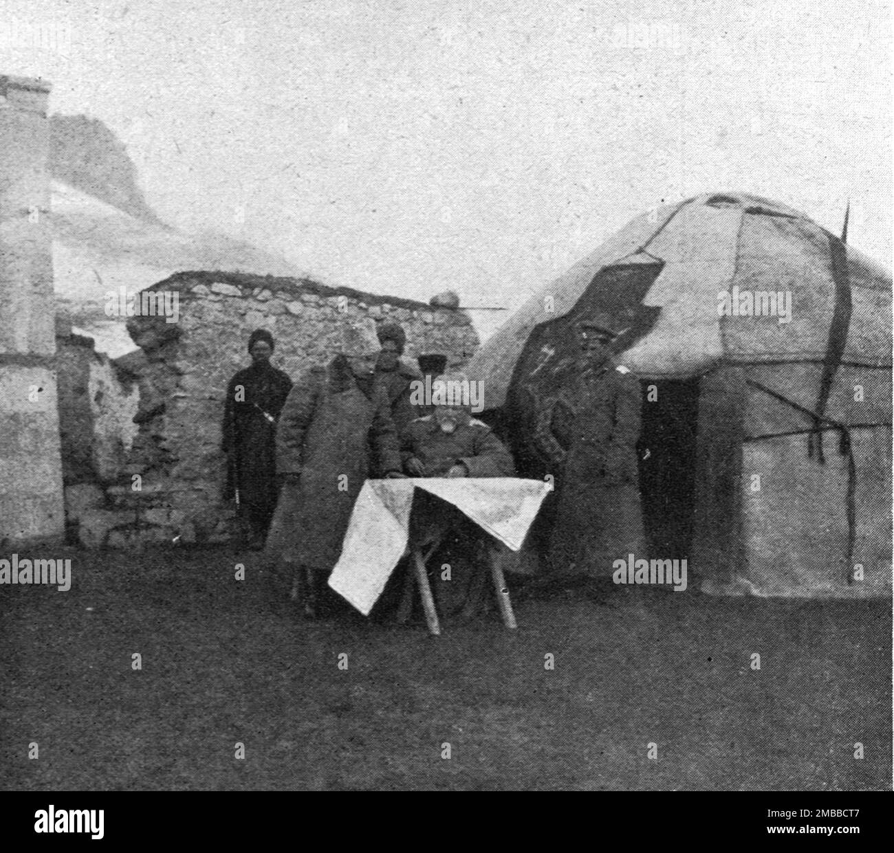 'Le général Kalitine, commandant d'un des corps d'armée, suit à la carte le rapport d'un officiel d'Etat-Major, 1916. De "Collection de la guerre IV L'Illustration Tomé CXLVII. La guerre janvier, Fevrier, Mars, avril, Mai, Juin 1916". Banque D'Images