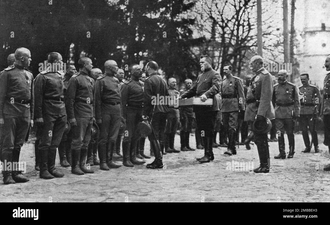 'Le baiser de paques du Tzar a ses soldats; pour la tête de paques, la plus grande de l'arnée chez nos amis russes, des délégations ont compris jusqu'à aux lignes russes des trains entiers de caseaux pour l'armee. Aux soldats mis au repos dans la petite ville provinciale ou est étali son quartier général, l'empereur a tenu a aller porter lui-même l'oeuf traditionel : Et, donnant un exemple de tournée humilite le petit Pere a mis par trois ennemis, sur plusieurs tremblantes d'émotion, le baiser des retraités des premiers âges, 1916. De "Collection de la guerre IV L'illustration T Banque D'Images