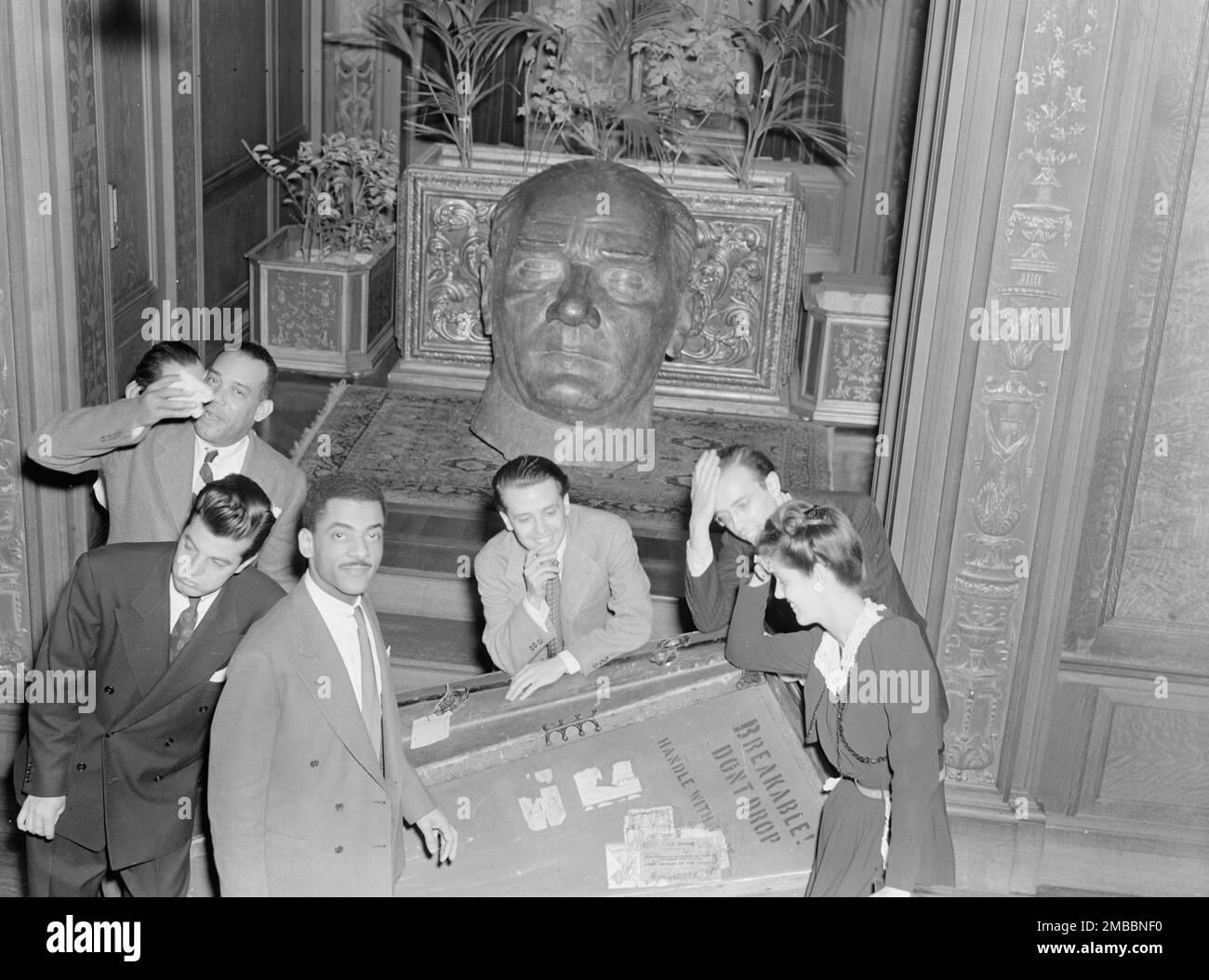 Portrait de Henry Allen, Joe Marsala, Teddy Wilson, Nesuhi Ertegun, Ahmet M. Ertegun, Et Adele Girard, ambassade de Turquie, Washington, D.C., 1938. Banque D'Images