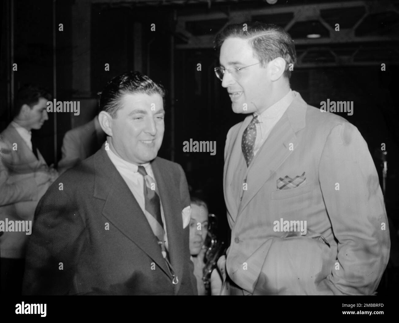 Portrait de Tony Pastor et William P. Gottlieb, Hotel Edison(?), New York, N.Y., 1946. Banque D'Images
