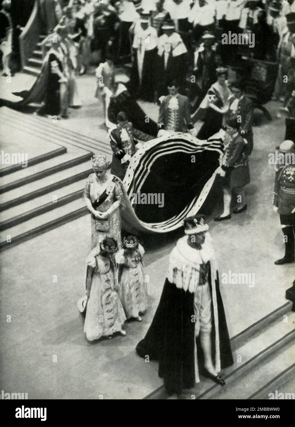 'Quitter l'abbaye', 1947. Couronnement du roi George VI à l'abbaye de Westminster : la princesse Elizabeth (future reine Elizabeth II) et sa jeune sœur, la princesse Margaret Rose, suivie de la reine Mary. De "la princesse Elizabeth: L'histoire illustrée de vingt et un ans dans la vie de l'héritier présomptif", par Dermot Morrah. [Odhams Press Limited, Londres, 1947] Banque D'Images