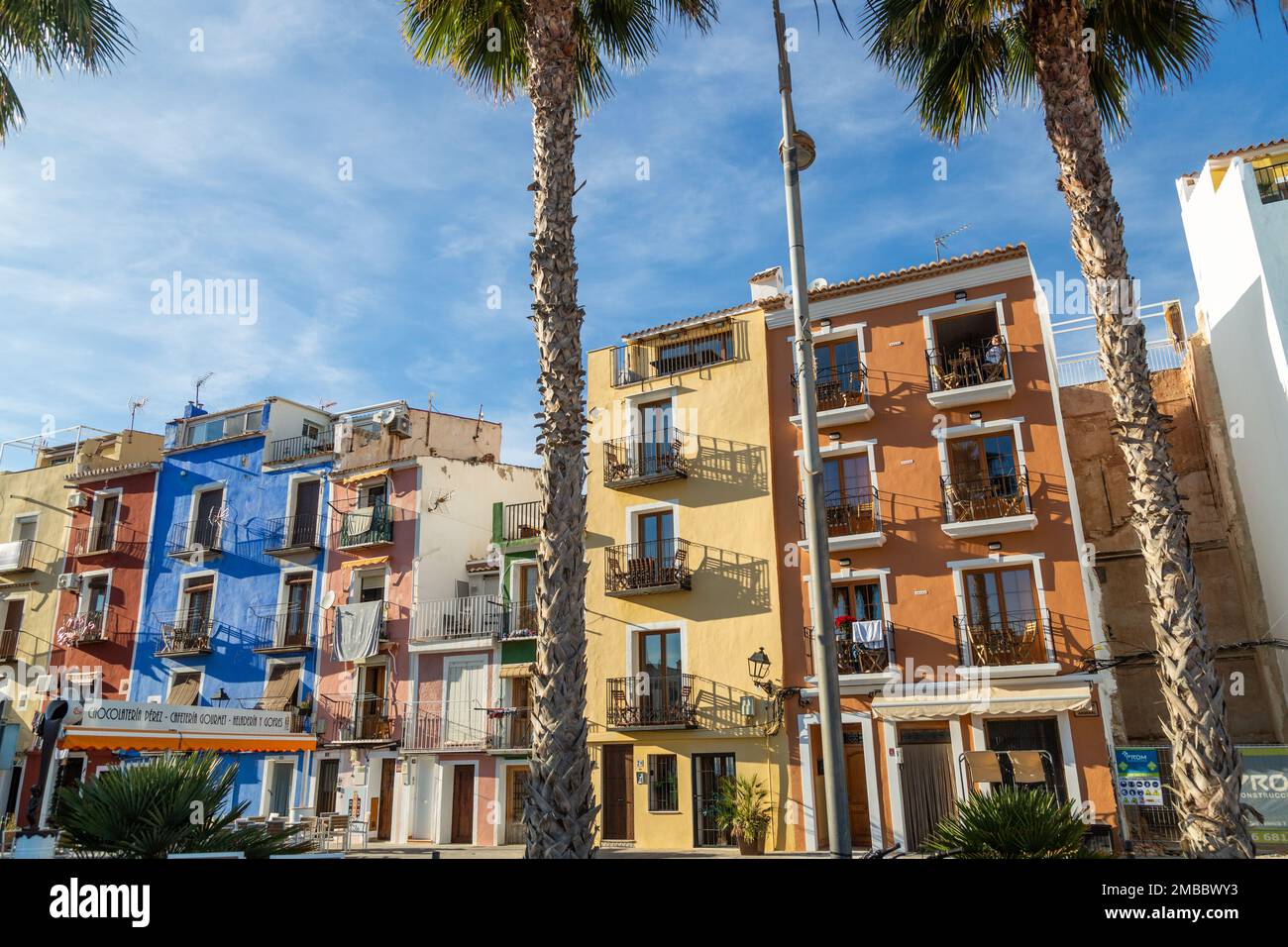 Maisons surpeuplées multicolores de Villajoyosa, ville côtière de la Costa Blanca. Alicante, Espagne Banque D'Images