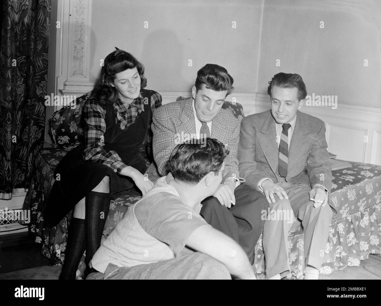 Portrait d'Adele Girard, Joe Marsala, Nesuhi Ertegun et William P. Gottlieb, ambassade de Turquie, Washington, D.C., ca. 1940. Banque D'Images