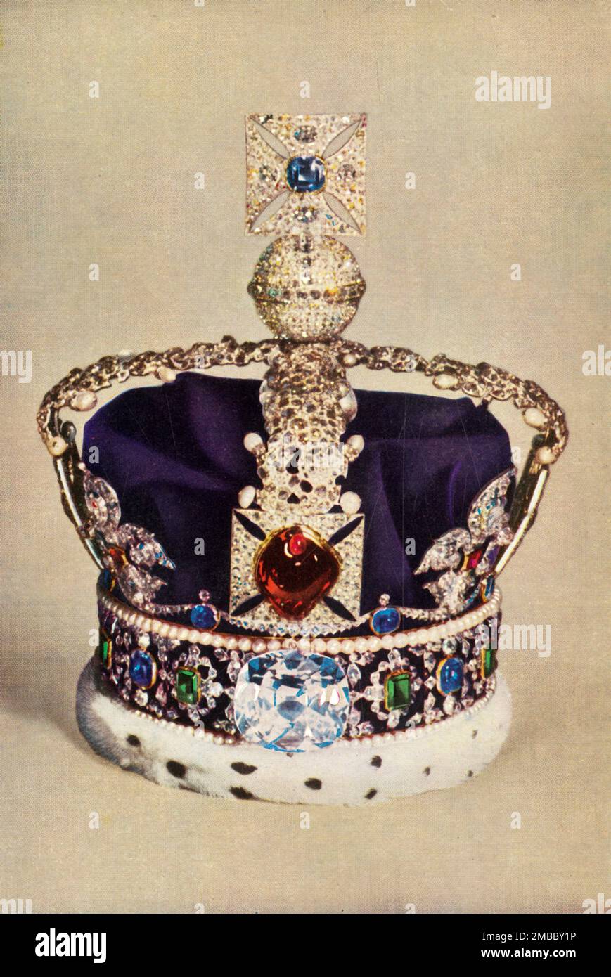 'Imperial State Crown', 1962. Porté dans les grandes occasions. En face se trouve la rubis de balas, '...donnée au prince noir au XIVe siècle'. La pièce a été commandée pour le couronnement de George VI (1937) et fait partie de la collection royale de la Tour de Londres. De "The Crown Jewels in the Tower of London", par Martin Holmes, F.S.A.. [Papeterie de sa Majesté, Londres, 1962] Banque D'Images