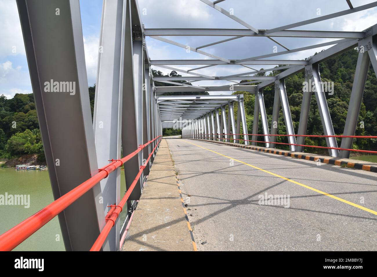 Le pont est silencieux à l'un des villages de Sumatra Ouest. Aucun véhicule ne semble passer par le pont. Banque D'Images