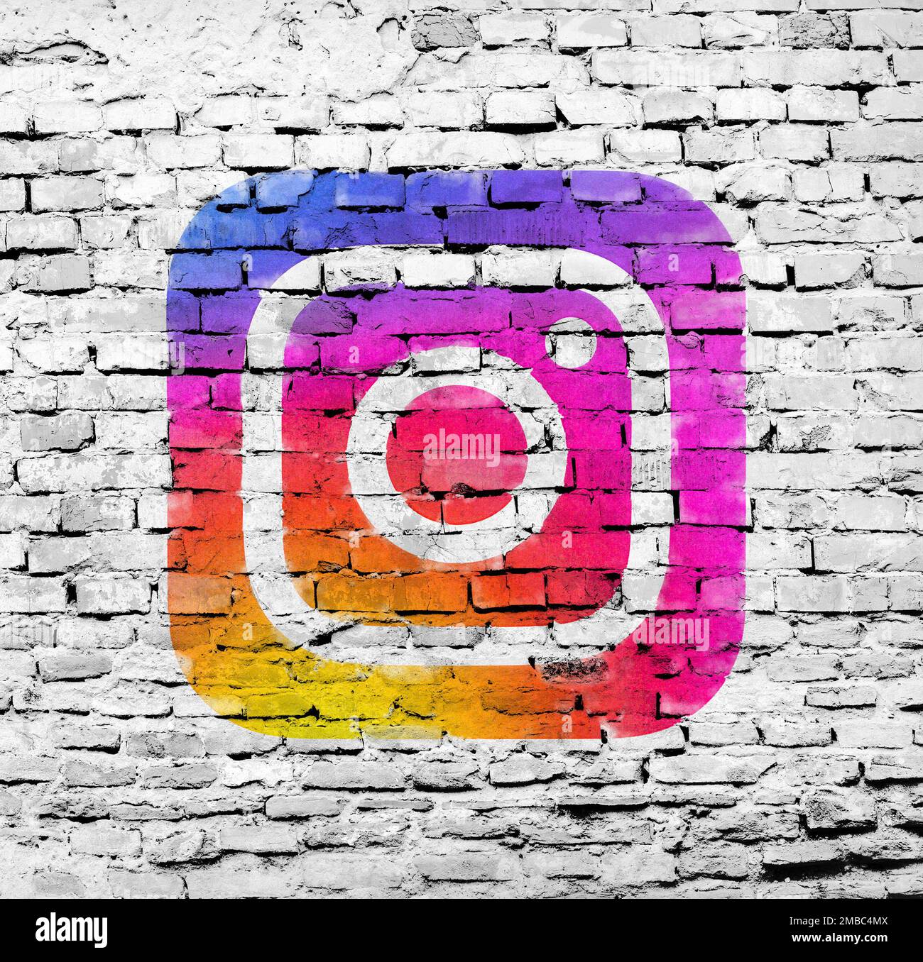Chisinau, Moldova avril, 23, 2017;Nouveau logo Instagram logo de la caméra, nouveau logo coloré sur fond de mur de briques fissurées Banque D'Images