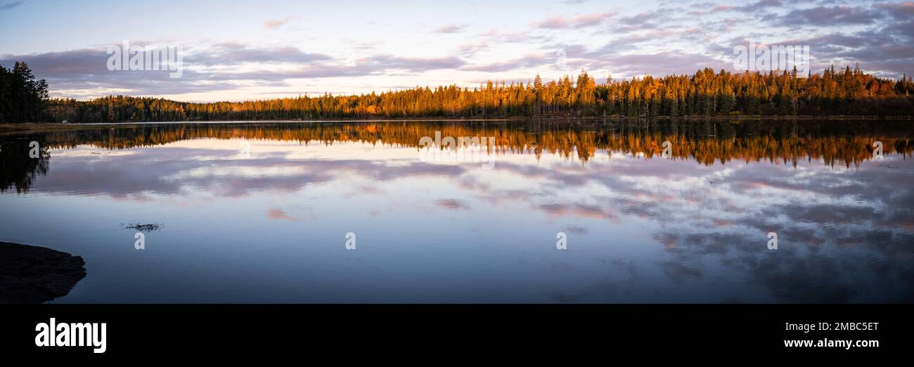 Une vue panoramique de Crockett Cove sur Deer Isle, dans le Maine, au coucher du soleil. Banque D'Images