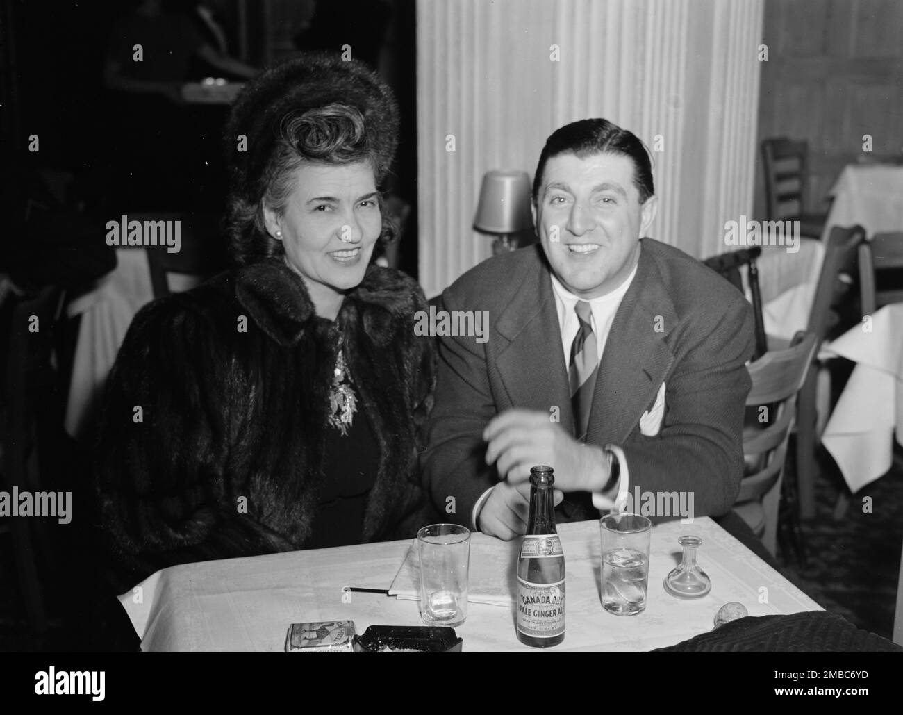 Portrait de Tony Pastor et Maria Kramer, Hotel Edison(?), New York, N.Y., 1946. Banque D'Images