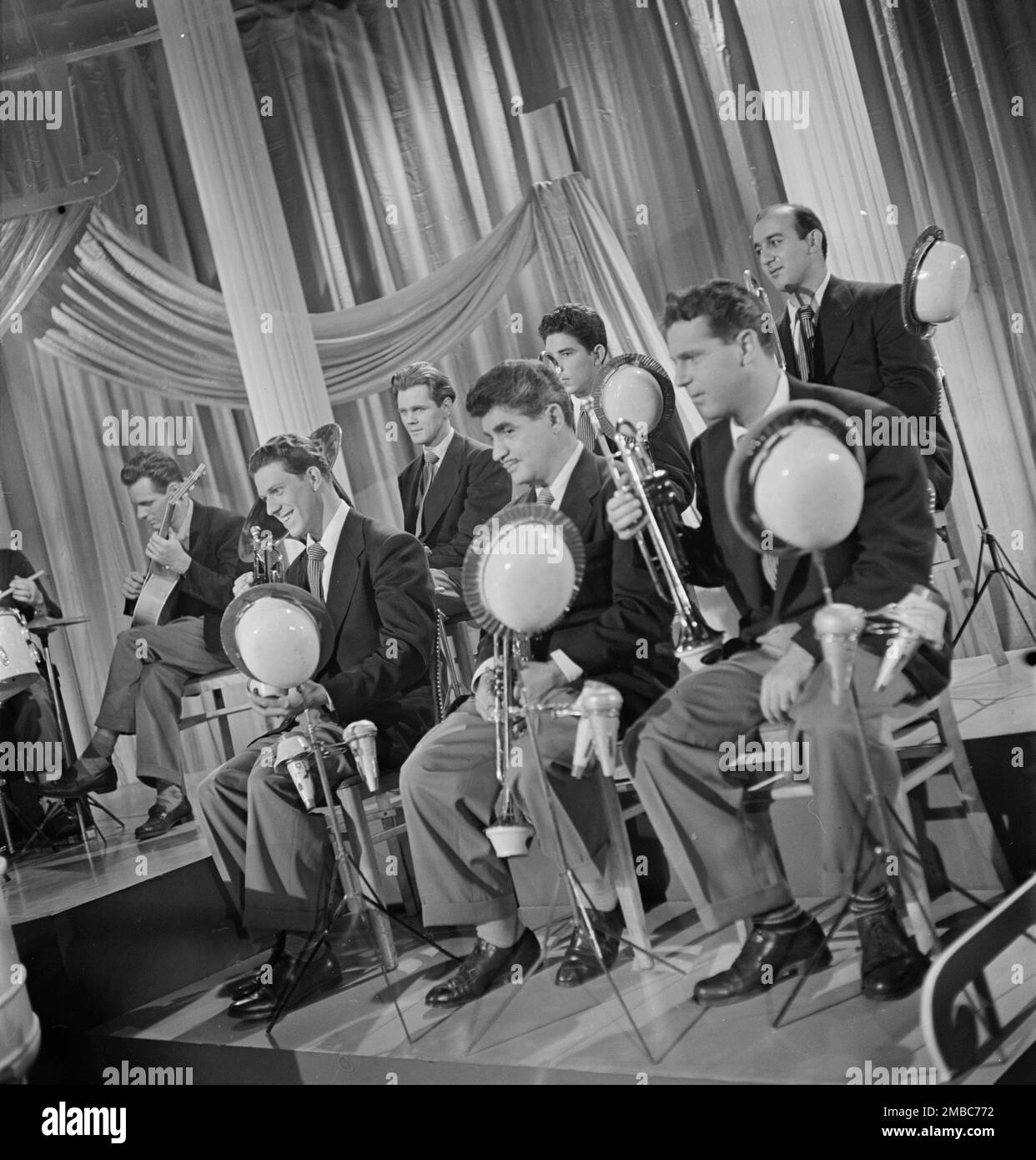 Portrait d'Emil Terry, Lou Mucci, Eddie Zandy, Barry Galbraith, Bill Barber, Al Langstaff, et Vahe (Tak) Takvorian, Columbia Pictures studio, The Making of Beautiful Doll, New York, N.Y., CA. 1947 septembre. Banque D'Images