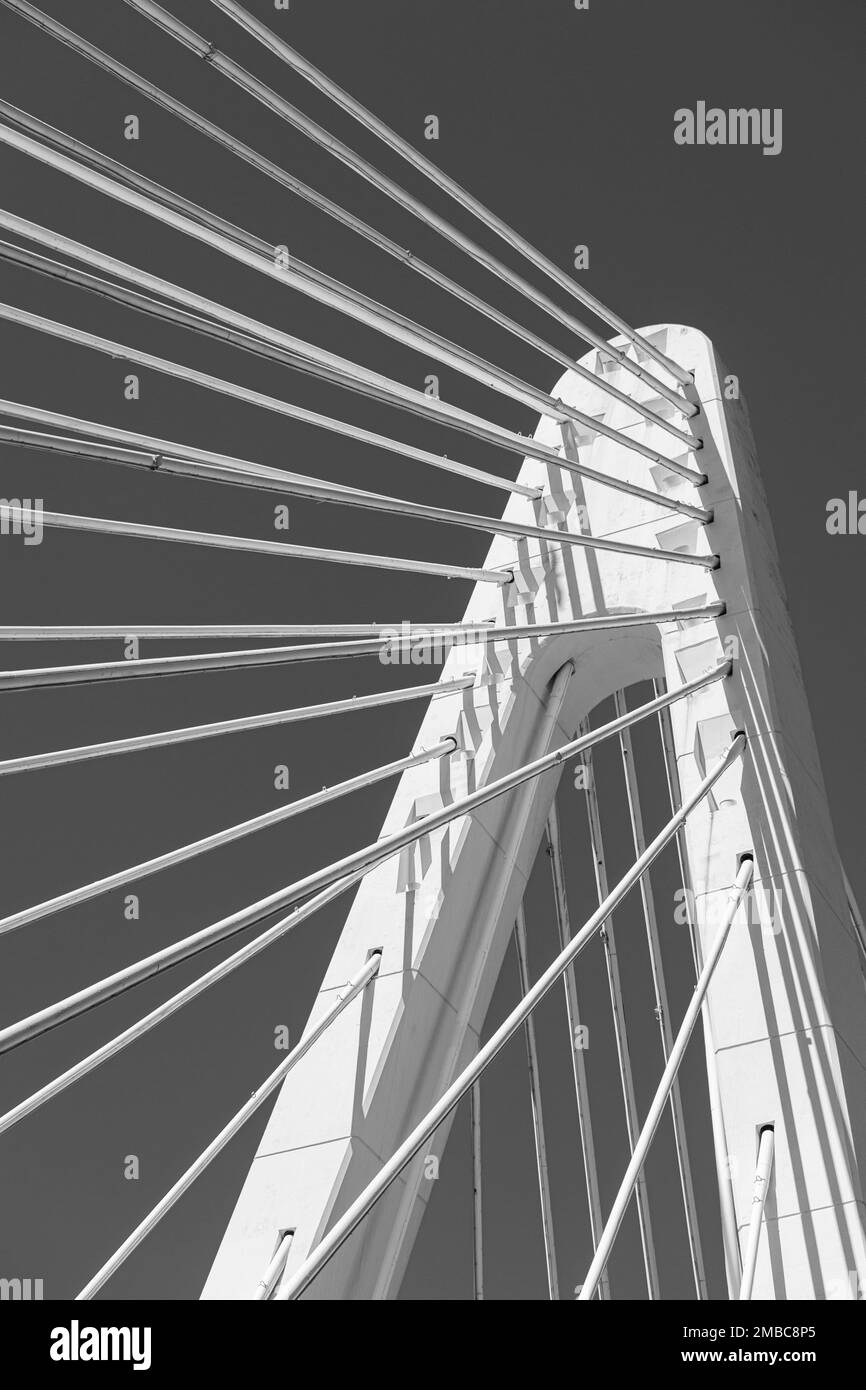 une image abstraite de câbles de pont blancs contre le ciel bleu noir et blanc Banque D'Images