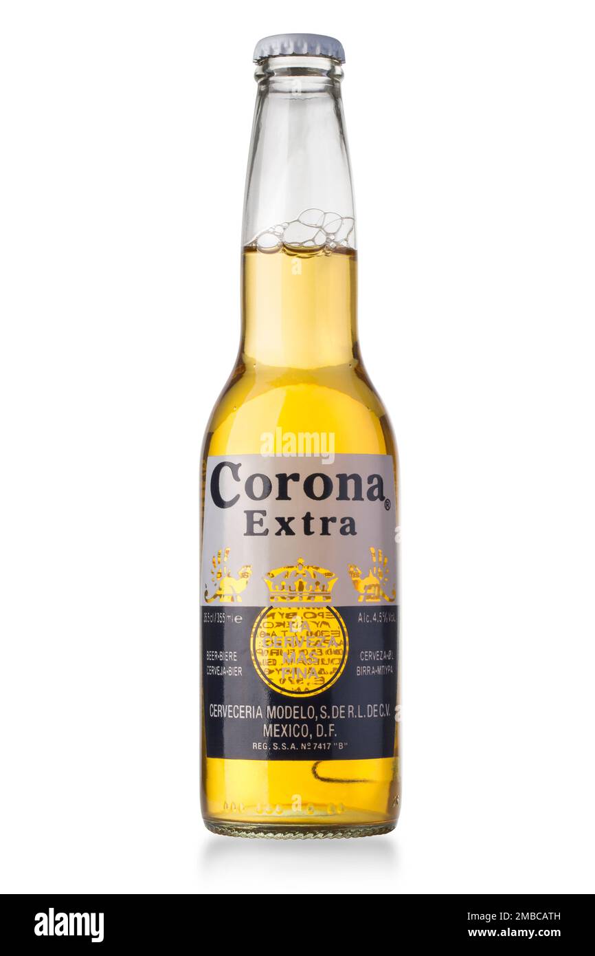 CHISINAU, MOLDAVIE - 26 août 2016: Photo d'une bouteille de Corona Extra Beer. Corona, produit par Grupo Modelo avec Anheuser Busch InBev, est le plus p Banque D'Images