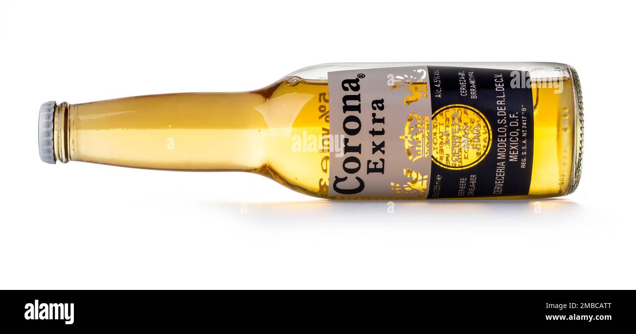 CHISINAU, MOLDAVIE - 26 août 2016: Photo d'une bouteille de Corona Extra Beer. Corona, produit par Grupo Modelo avec Anheuser Busch InBev, est le plus p Banque D'Images