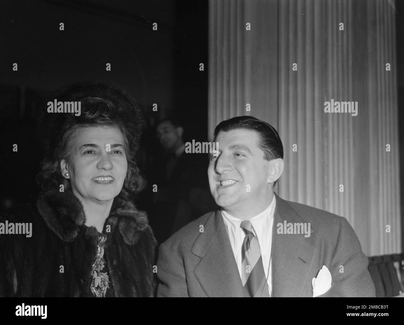 Portrait de Tony Pastor et Maria Kramer, Hotel Edison(?), New York, N.Y., 1946. Banque D'Images