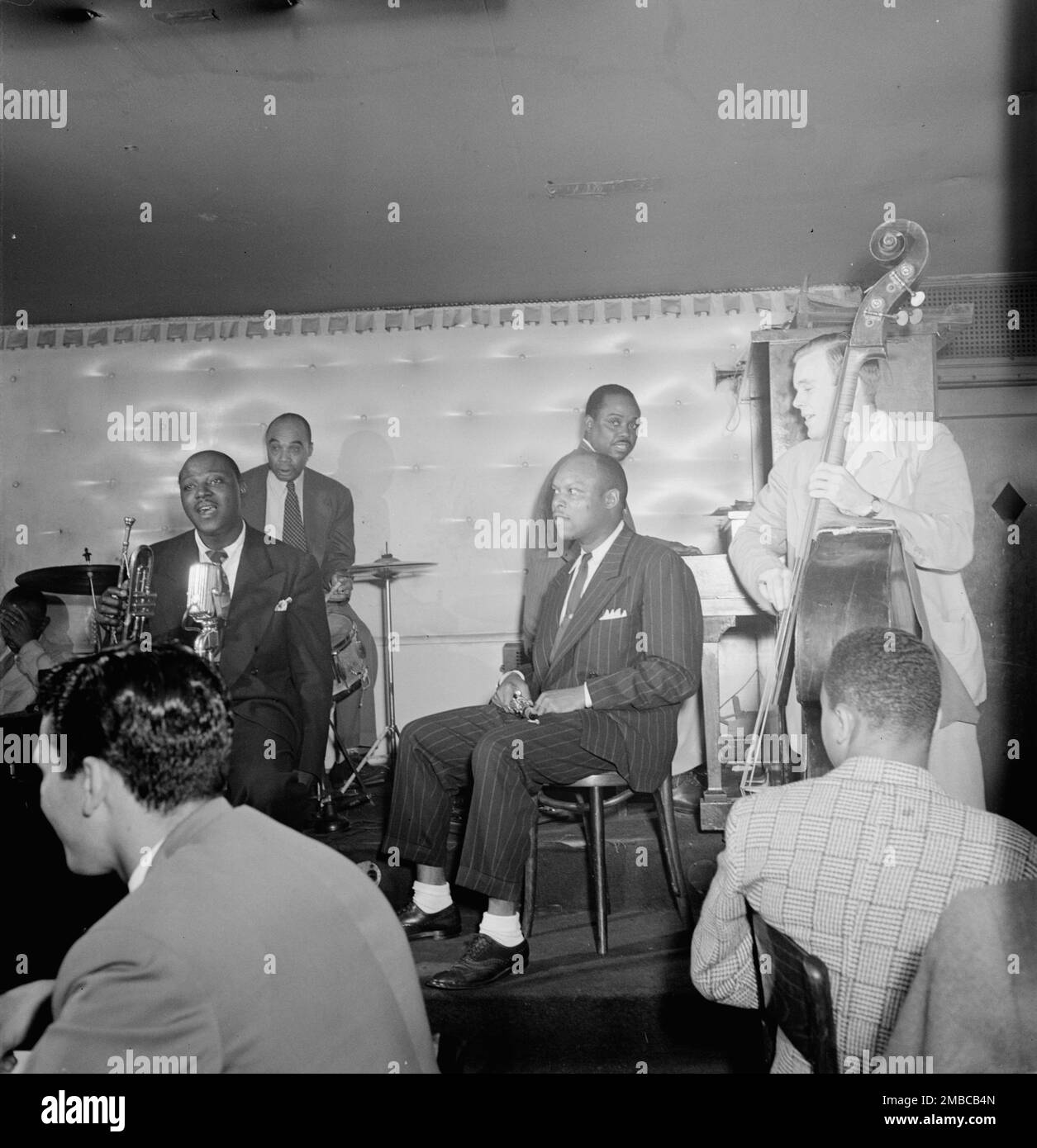 Portrait de Sidney de Paris, Freddie Moore, Eddie (Emmanuel) Barefield, Sammy Price et Charlie Traeger, Jimmy Ryan's (Club), New York, New York, New York, CA. Juillet 1947. Banque D'Images