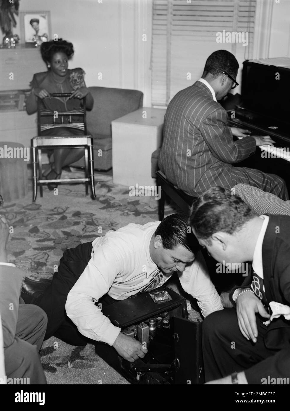 Portrait de Mary Lou Williams, Dizzy Gillespie, Jack Teagarden et Milt Orent, appartement de Mary Lou Williams, New York, N.Y., ca. Août 1947. Banque D'Images