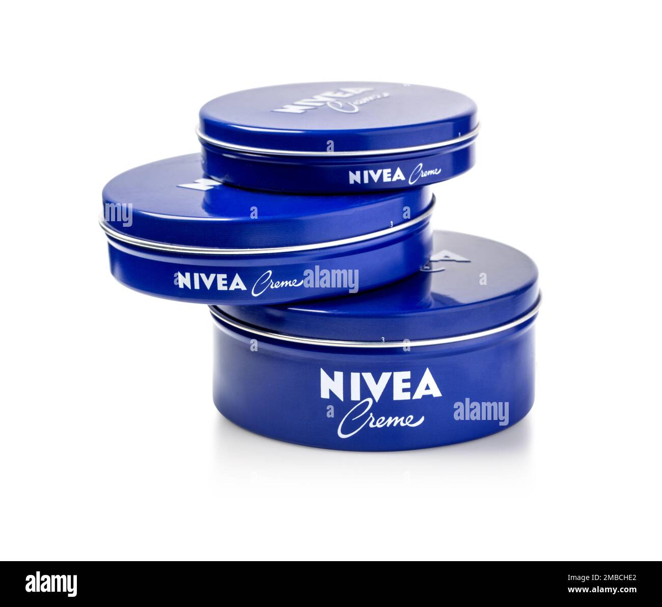 Chisinau, Moldavie 27 mars 2019: NIVEA crème, la crème de peau la plus  célèbre au monde dans un pot en métal posé sur fond blanc, avec un chemin  d'écrêtage Photo Stock - Alamy