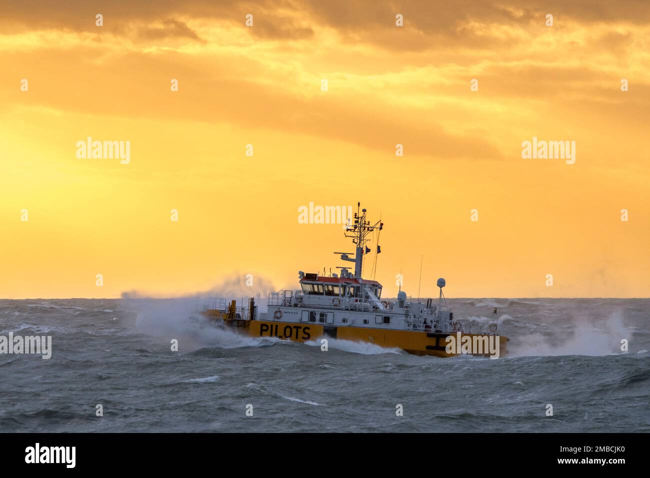 PILOTES CETUS, bateau-pilote néerlandais naviguant en mer agitée au coucher du soleil sous le drapeau des pays-Bas en hiver pendant le temps orageux Banque D'Images