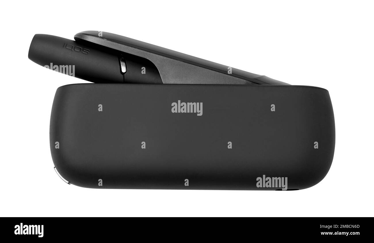 Chisinau, Moldova - Mars,13,2020: IQOS set pour fumer de petites cigarettes sur fond blanc. Isoler. Éditorial Banque D'Images