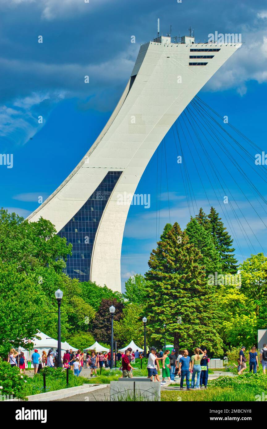 Un cliché vertical des jardins botaniques de Montréal avec la tour du stade olympique au Canada Banque D'Images