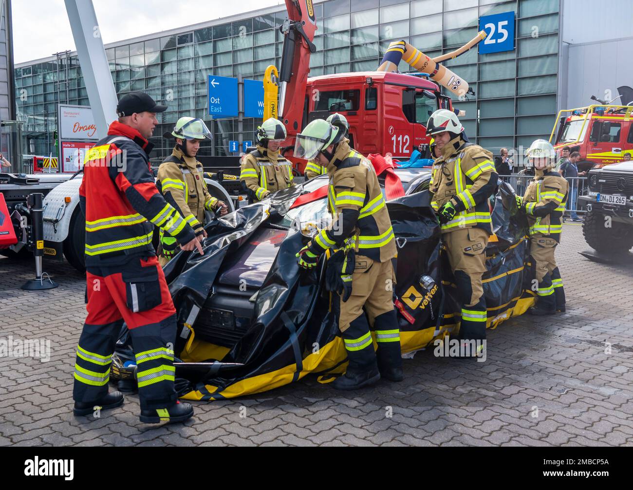 Emballage de véhicules électriques après un incendie de batterie, dans une couverture ignifugé pour un transport sûr, salon Interschutz 2022 à Hanovre, les plus grandes du monde Banque D'Images