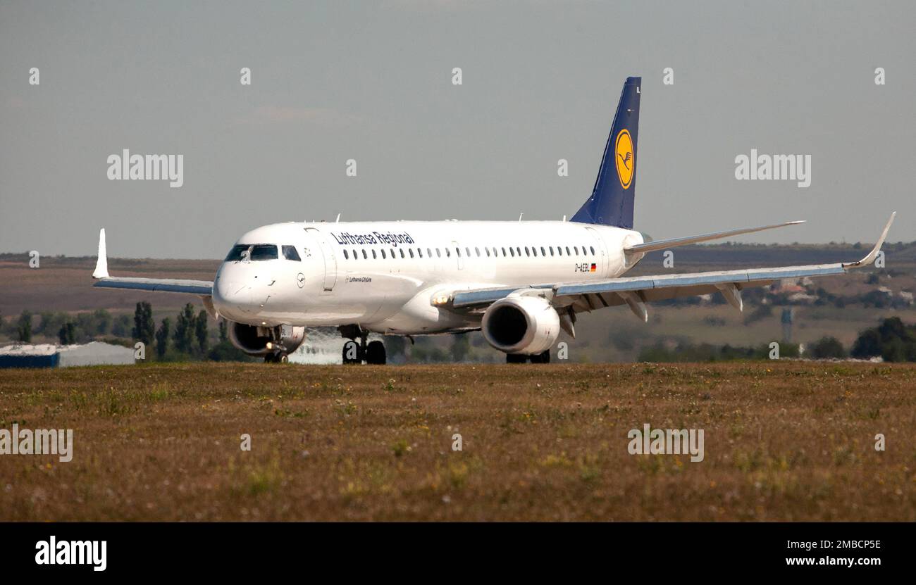 Chisinau, Moldova - 19 août 2014 :décollage de Lufthansa Embraer 190/195 à l'aéroport international de Chisinau Banque D'Images