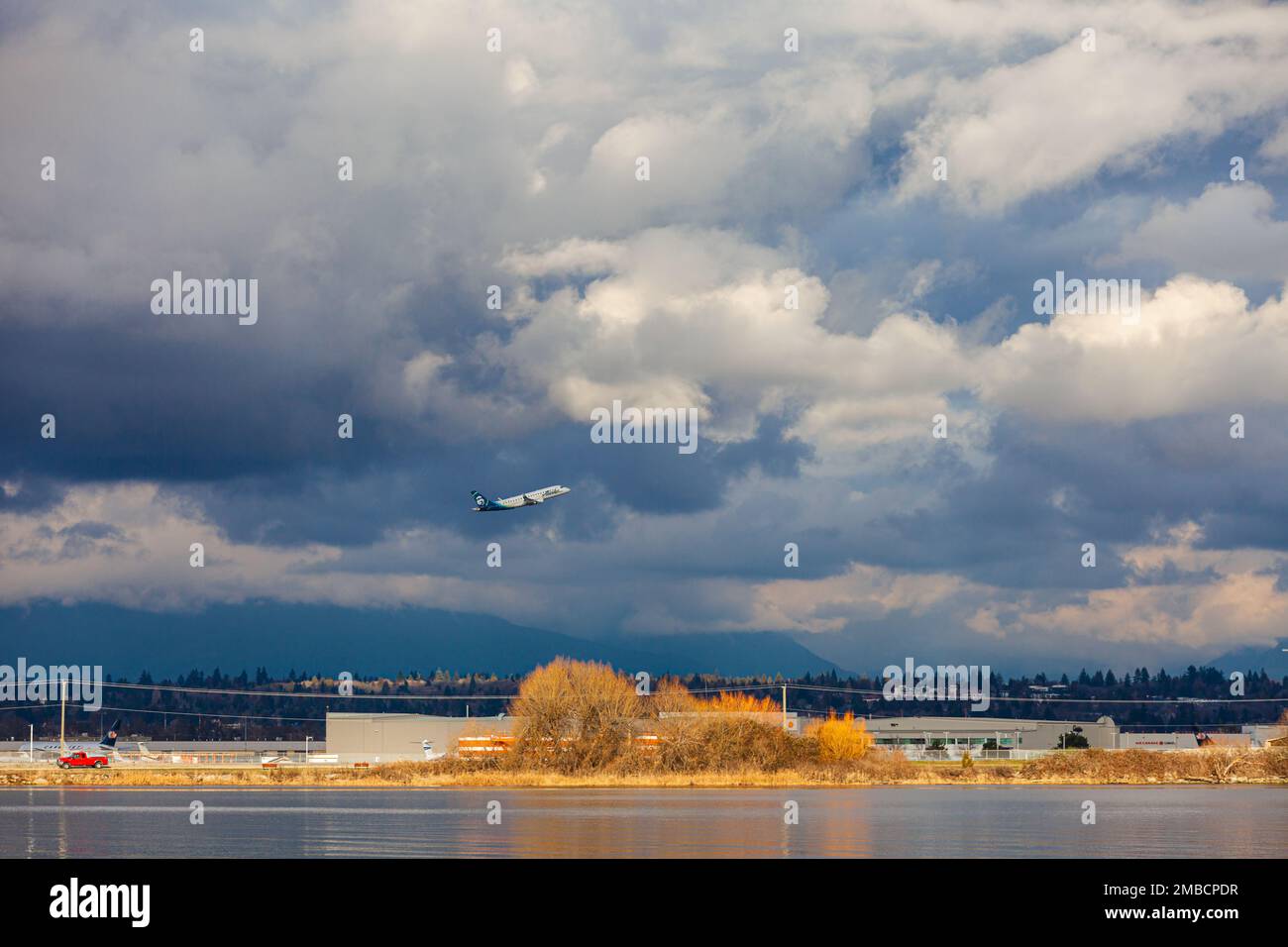 Un avion d'Alaska Airlines au départ de l'aéroport de Vancouver sous un ciel menaçant Banque D'Images