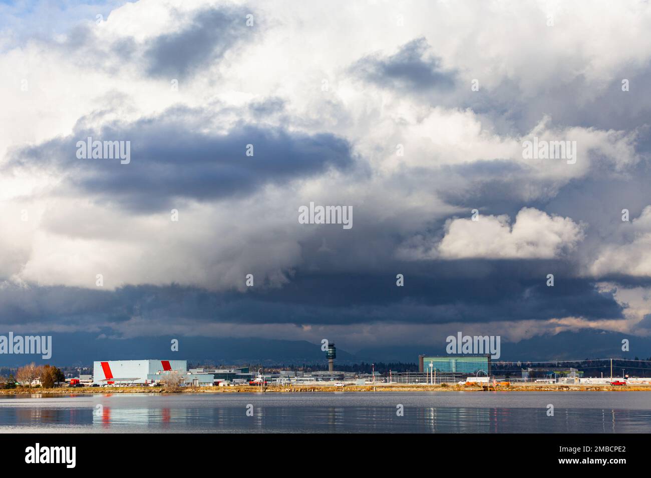 Nuages de tempête menaçant au-dessus de l'aéroport de Vancouver Banque D'Images