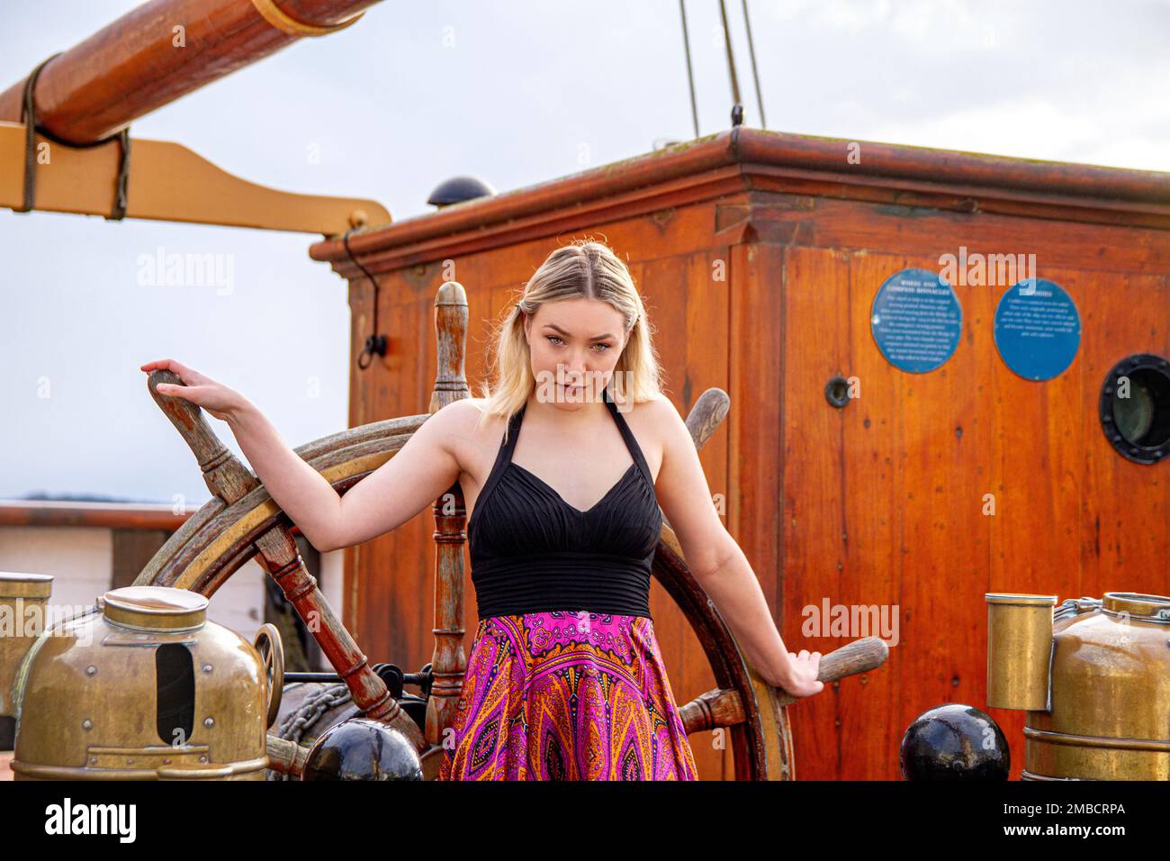 Hayleigh Young, une belle et à la mode femme pose pour la photographie à bord du navire RRS Discovery par une journée hivernale glaciale à Dundee, en Écosse Banque D'Images